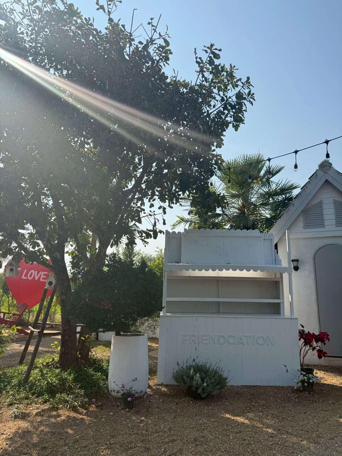 Friendcation café exterior view