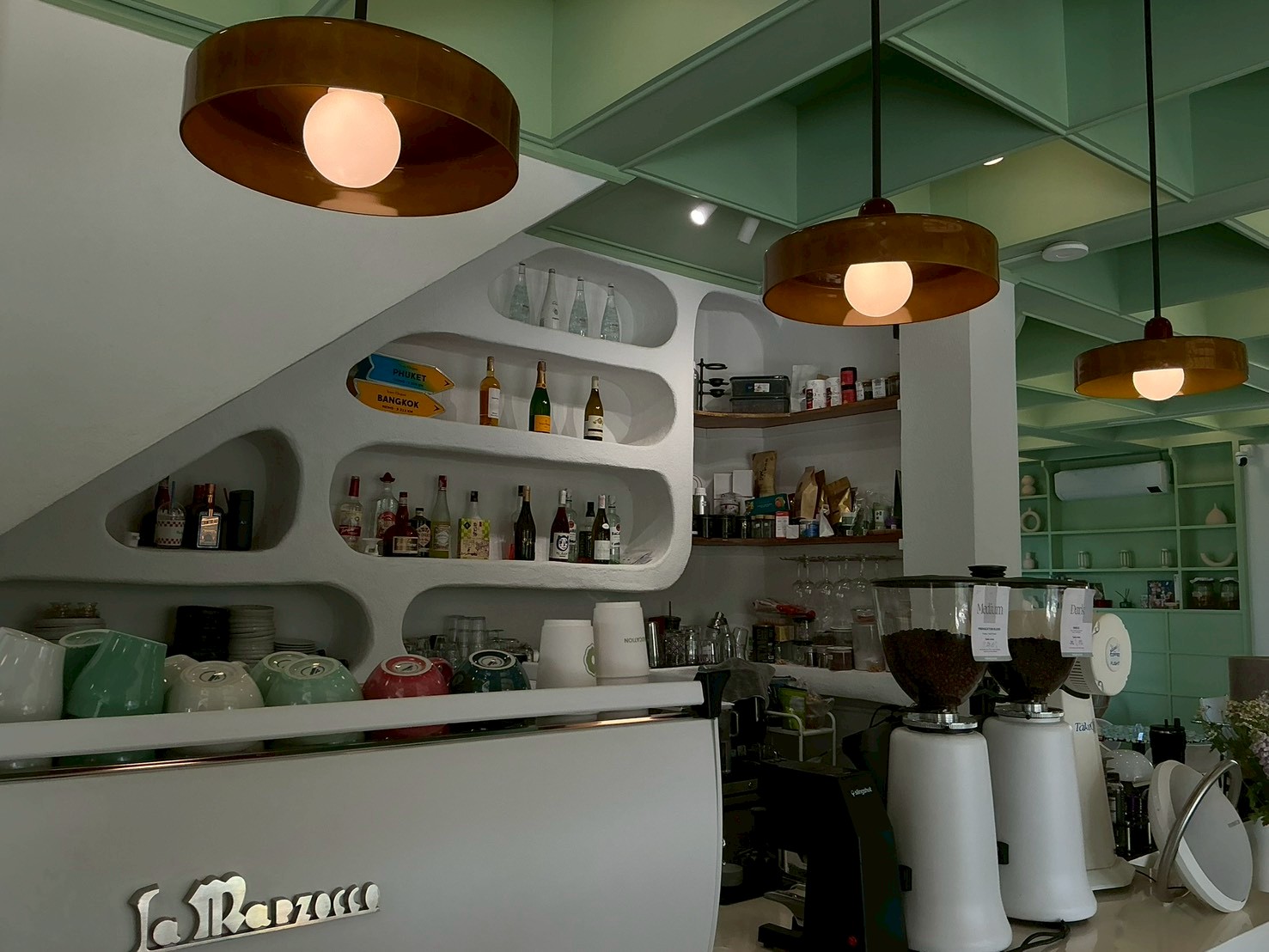 The reception counter with floating flower display